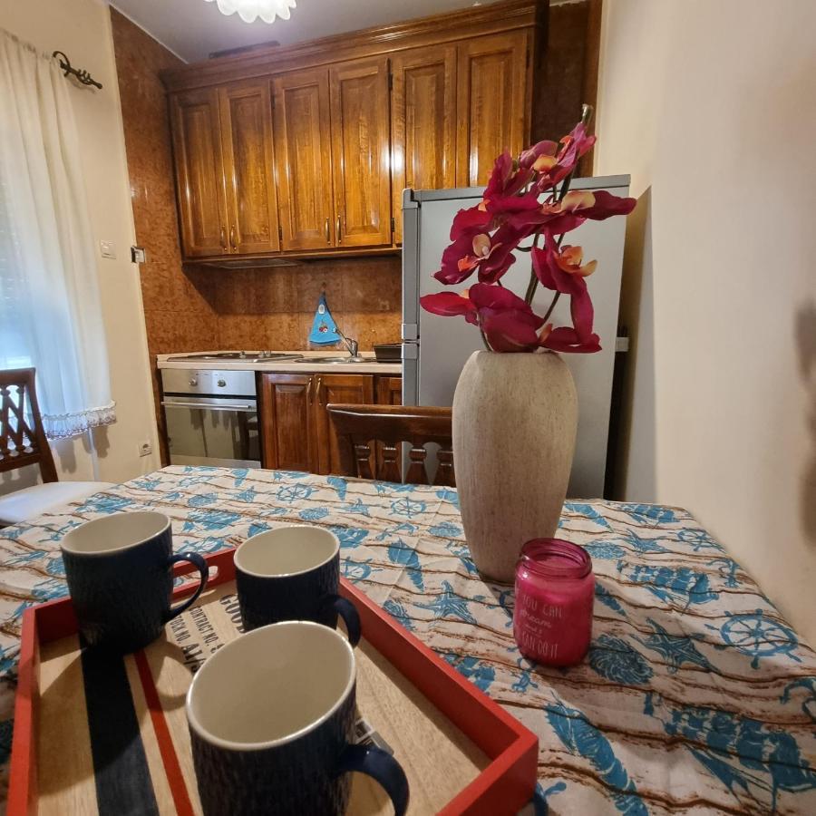 Apartment On The Shore Of The Bay Of Kotor With Free Wi-Fi Bagian luar foto